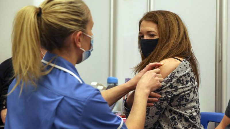 Reino Unido ha vacunado contra Covid a más del 50% de su población, dicen autoridades