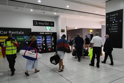 Passengers at Melbourne Airport, Australia.  EFE / EPA / ERIK ANDERSON / Australia