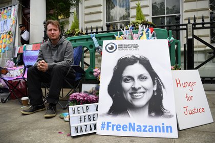 British Richard Ratcliffe, husband of British-Iranian Nazanin Zaghari-Ratcliffe, protests outside the Iranian embassy in London (UK).  EFE / Andy Raine / Archive