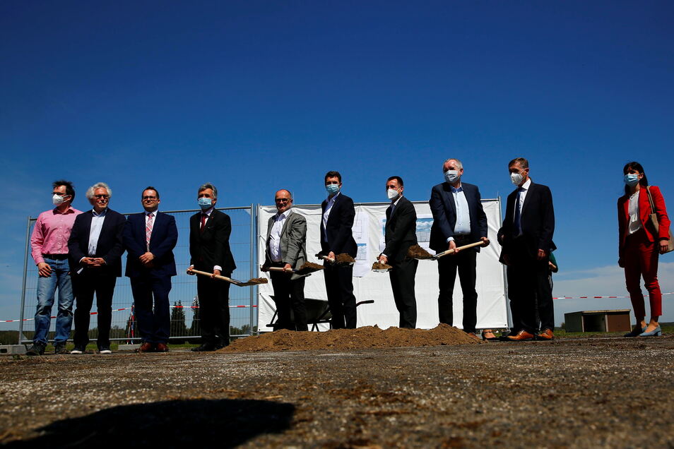 Lots of Celebrities for a Little Earth: Actors from politics, business and science at the groundbreaking ceremony for the new hangar being built at Cummins Airport.