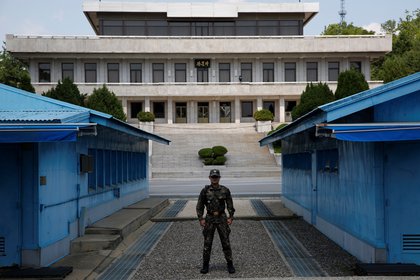 North Korean soldiers stand guard at the Joint Security Area (JSA) of the Demilitarized Zone (DMZ) in Panmunjom town in Paju, South Korea.  EFE / Jeon Heon-kyun / Archive