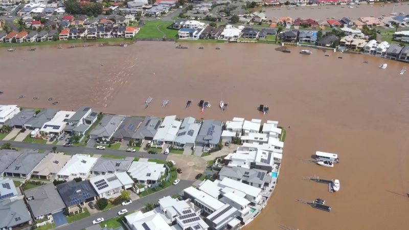   Australia has its worst floods in 50 years;  Thousands evacuated

