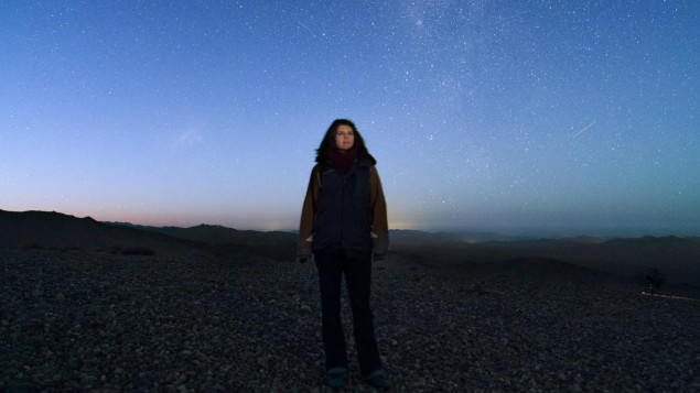 Anna Frebel steht alleine vor einem nächtlichen Sternenhimmel. (Anna Frebel)