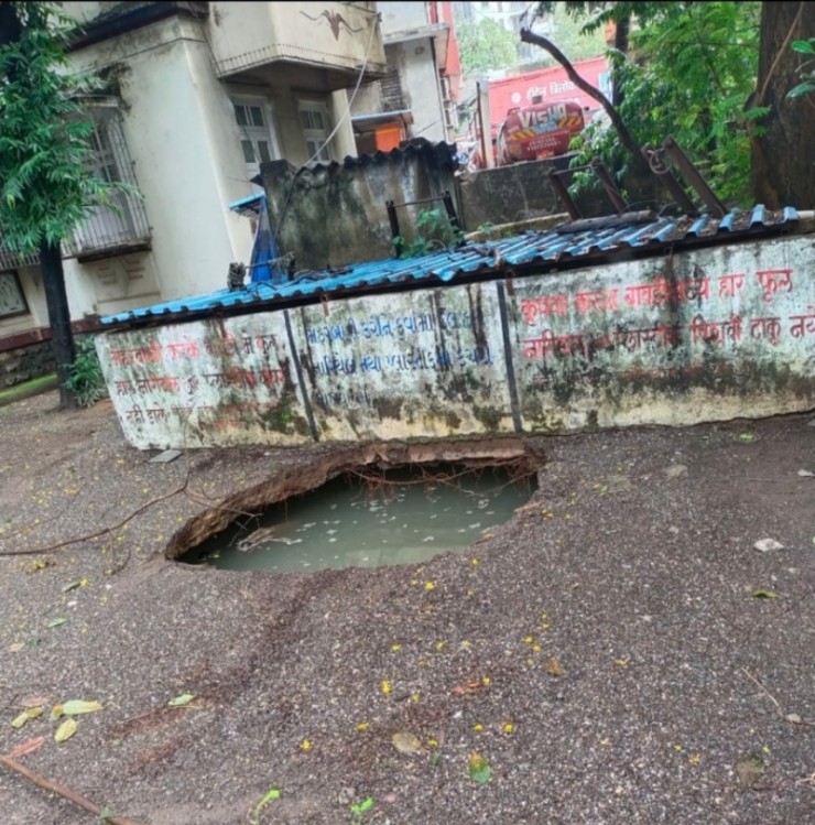 Hyundai Venue compact SUV disappears in a hole in the Mumbai rain