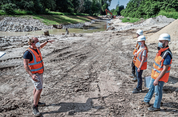 Christoph Meister (left), of the Nacken Corporation, explains the construction project, right-hand press Sarah Rogel and project architect George Fett, both of DB Project Stuttgart-Ulm.