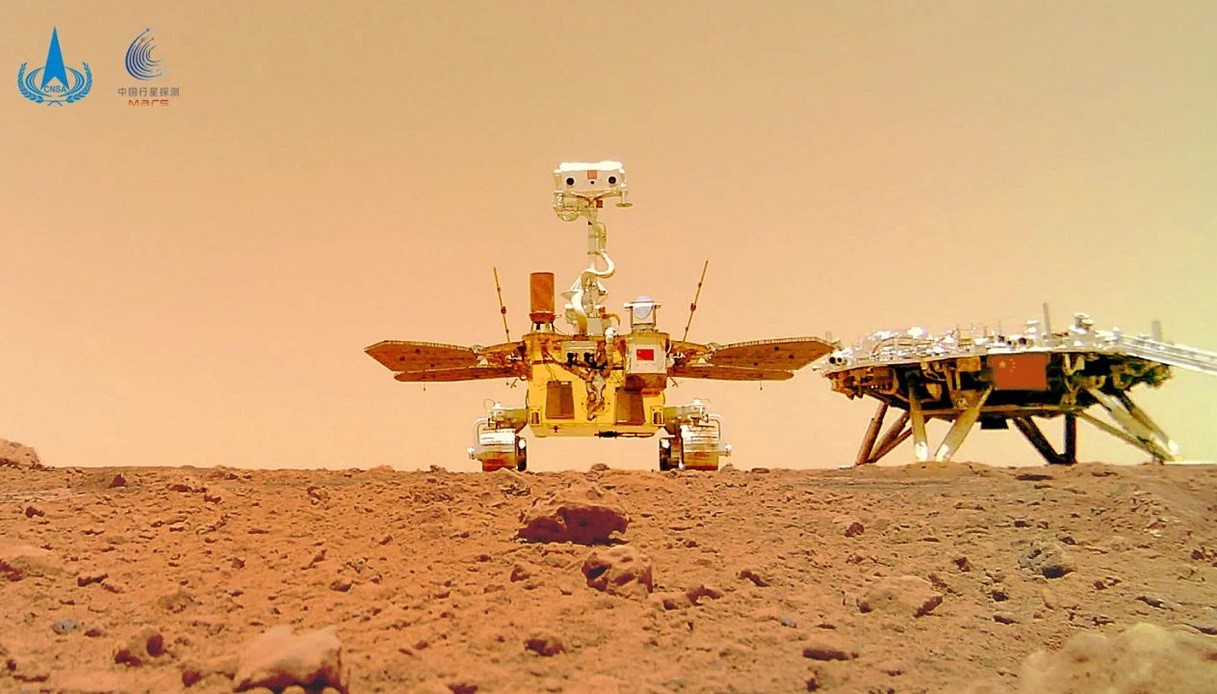 China on Mars, in the rover photos also a cute selfie