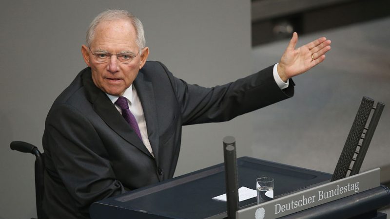 Schäuble: Draghi riduca il debito. Ma altri economisti non concordano