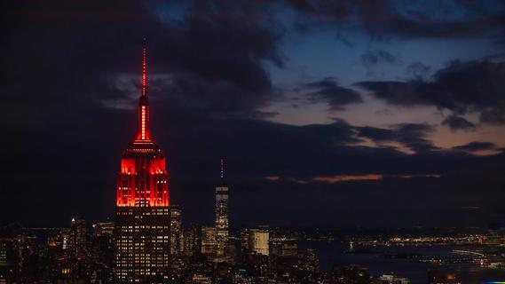 In honor of Bayern Munich: The Empire State Building is lit up in red