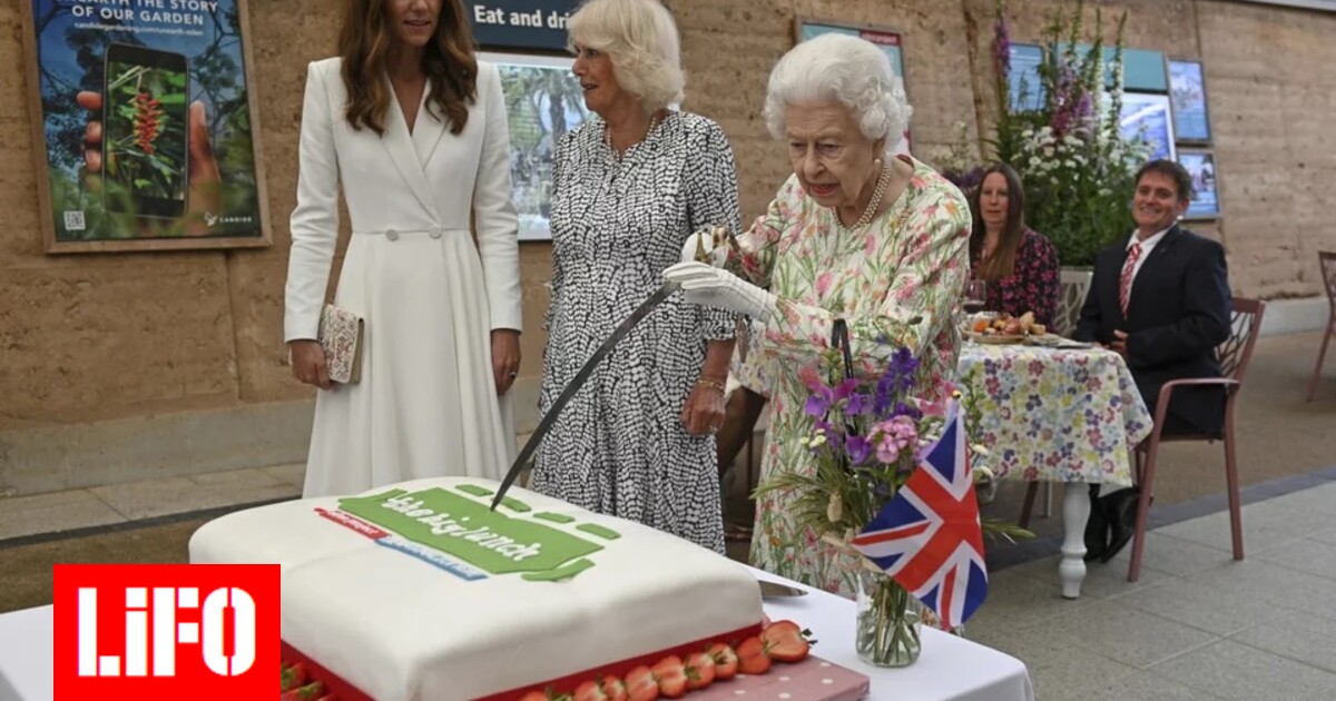 Queen Elizabeth cuts the cake with a sword – Kate and Camilla laugh [ΒΙΝΤΕΟ]