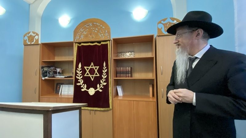 Rabbi opens synagogue in 'prison'

