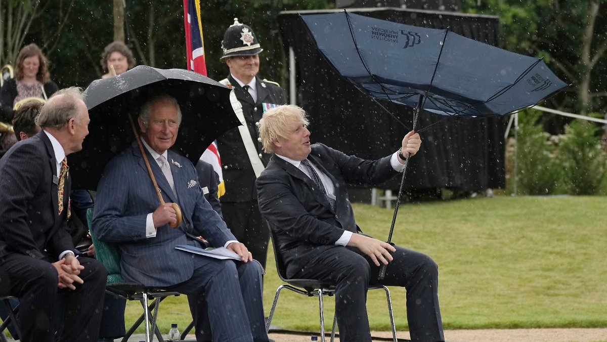 Prince Charles regrets: Boris Johnson is fighting with an umbrella