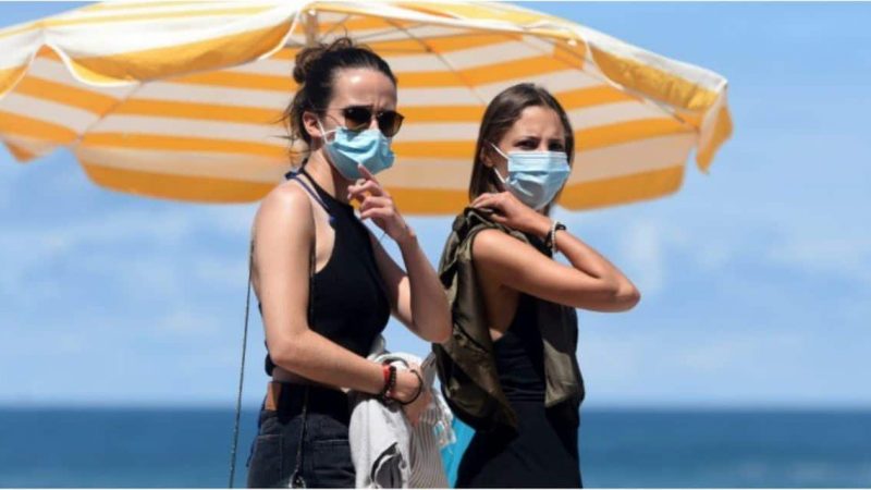Les règles sanitaires changent en France: le masque rendu obligatoire dans de nombreux endroits