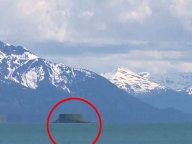 Behind the image of a UFO floating on the water: the video is completely real, what about the UFOs?