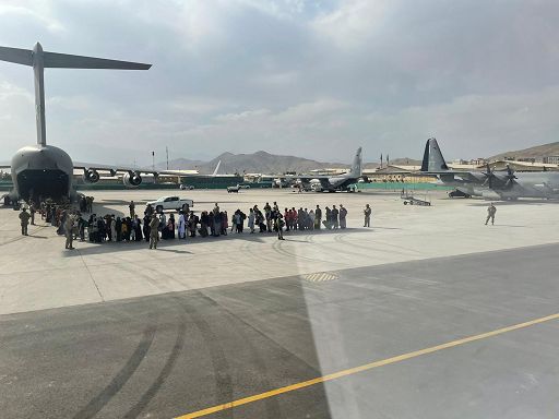 Afghanistan, US flights transport displaced Afghans from Italy to the United States