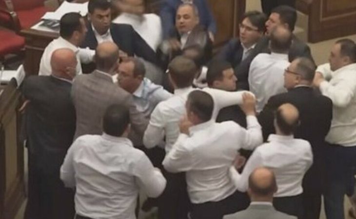 Deputies fought fiercely in the plenary hall with video

