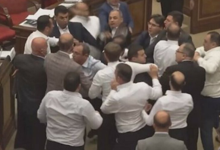 Deputies fought fiercely in the plenary hall with video