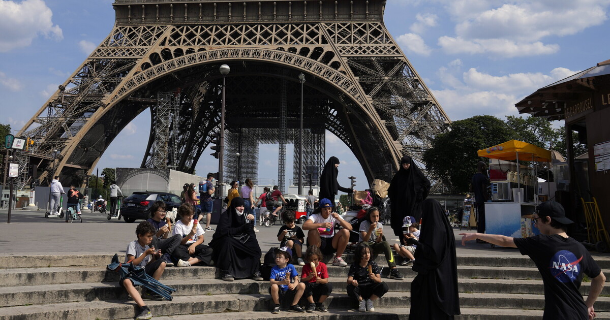 ‘Emily in Paris’ unleashes the Netflix effect: Tourists flock to Paris