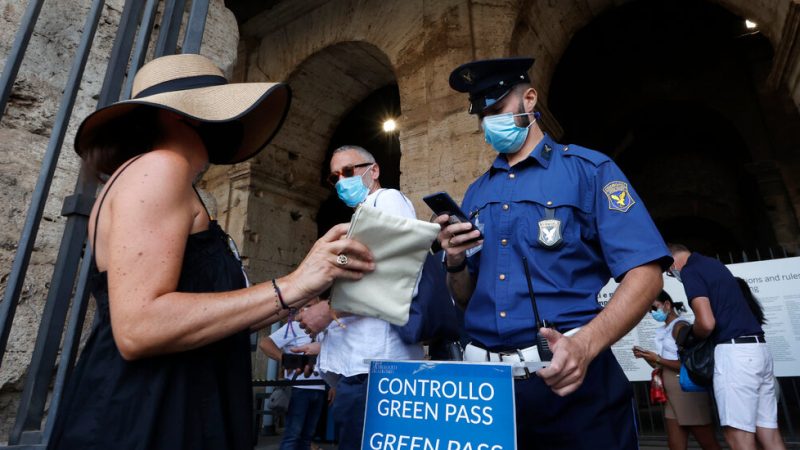 Italians (mostly) embrace the "green corridor" of vaccination testing on its first day

