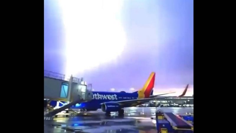 Captan tormenta eléctrica sobre aeropuerto de Texas, en Estados Unidos