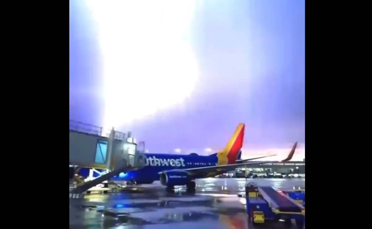 Video.  Lightning strikes Texas airport in the United States
