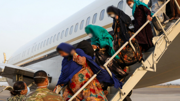 Afghanistan, the bridge with the US continues in Sigonella: Another 550 refugees have arrived
