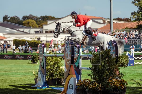 Suiza brilla y España mira al futuro en el Europeo de salto a caballo