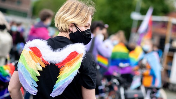 Lenia Sharing with colorful wings stands at Schützenplatz in Hanover as part of CSD (Christopher Street Day).  © dpa-Bildfunk Photo: Hauke-Christian Dittrich