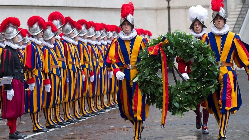 Three Swiss guards quit over compulsory vaccination

