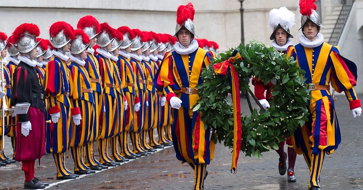 Three Swiss guards quit over compulsory vaccination