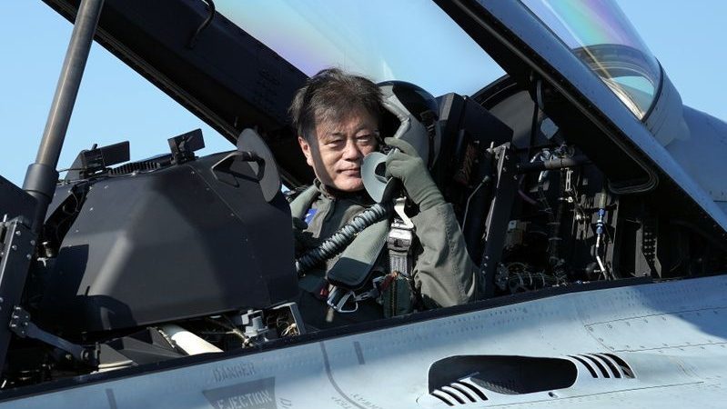 The President of Korea rides a fighter to the exhibition

