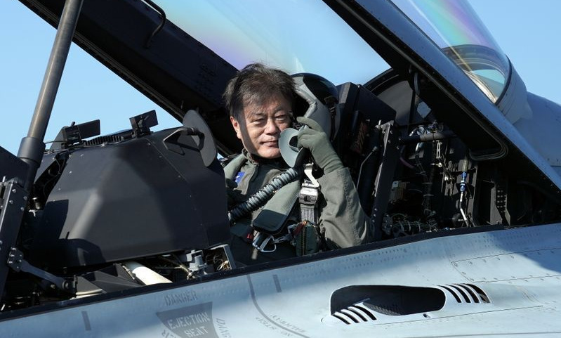The President of Korea rides a fighter to the exhibition