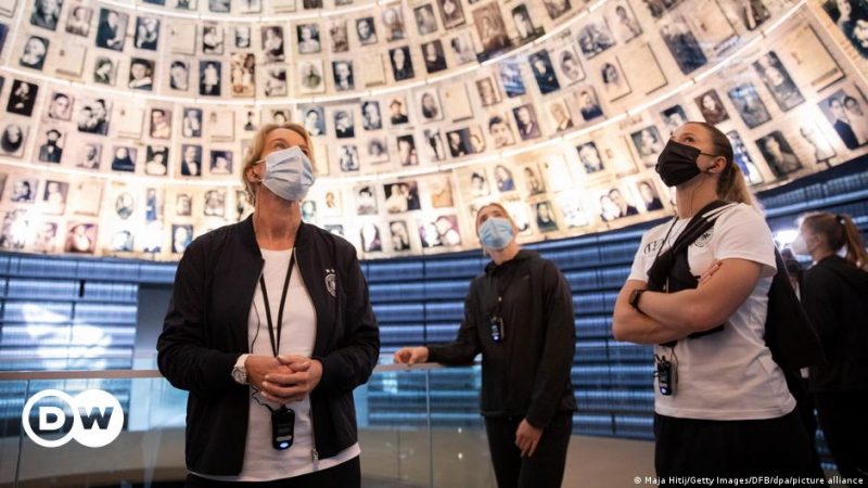   Women from the German Football Association visit Yad Vashem's Holocaust memorial |  Sports |  DW

