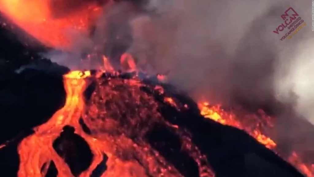 Lava rises due to the eruption of the Cumbre Vega volcano