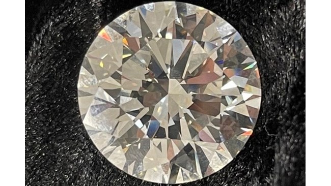 Woman accidentally finds a $2.7 million diamond while collecting rubbish