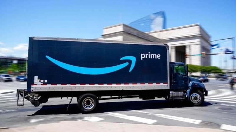 Un camión de Amazon viaja por Filadelfia, el viernes 30 de abril de 2021. (AP)