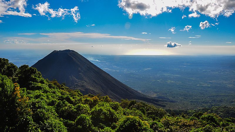 El Salvador már hivatalosan is vulkánokkal bányássza a Bitcoint 