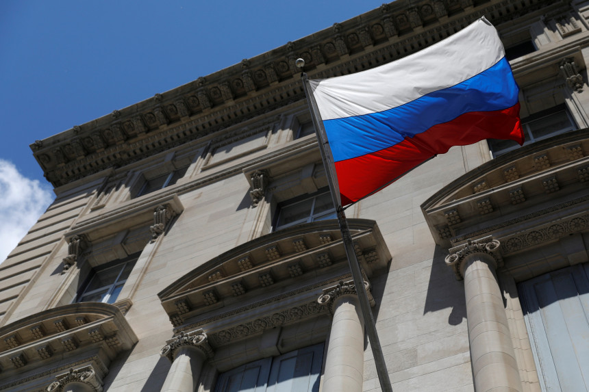The United States threatens to expel up to 300 Russian diplomats