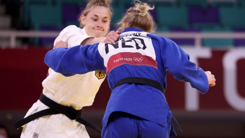 28.07.2021, Japan, Tokio: Judo: Olympia, - 70 kg, Frauen, Giovanna Scoccimarro aus Deutschland (l) verliert den Kampf um Bronze gegen Sanne van Dijke aus den Niederlanden. Foto: Jan Woitas/dpa +++ dpa-Bildfunk +++