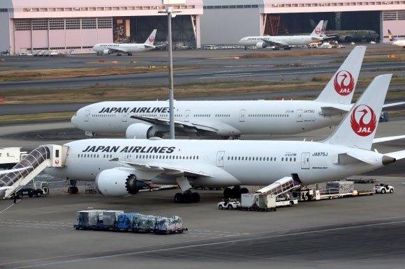 Japan Airlines planes sit on the runway at Tokyo's Haneda Airport on the 29th of last month.  According to NHK radio on the first, the Ministry of Land, Infrastructure and Transport has asked airlines to suspend new reservations for all incoming flights to Japan until the end of December.  AP Yonhap News