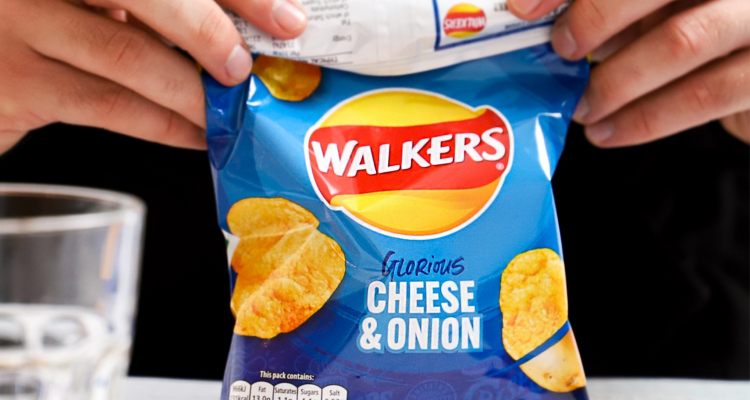 UK, potato and cherry chips crisis outbreak: supermarket shelves are empty