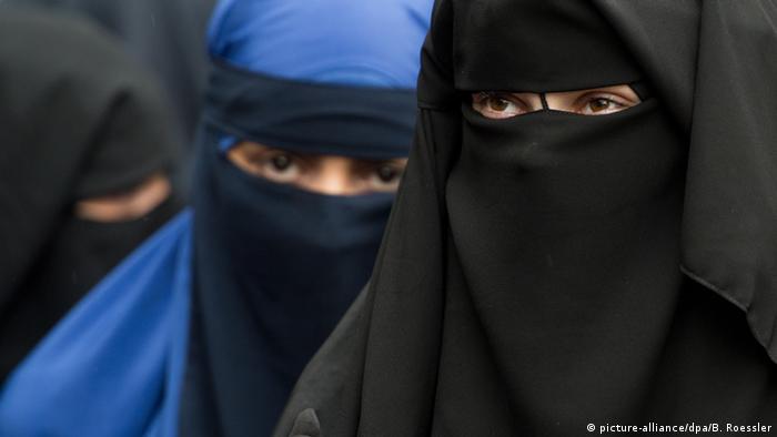 Women wearing the niqab in Germany (picture-alliance/dpa/B. Roessler)