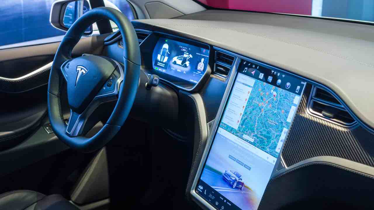 Video games in cars, the investigation against Tesla is launched: this is the danger