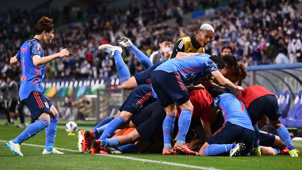 Frankfurt’s Hrustek takes a free kick – but Japan cheers