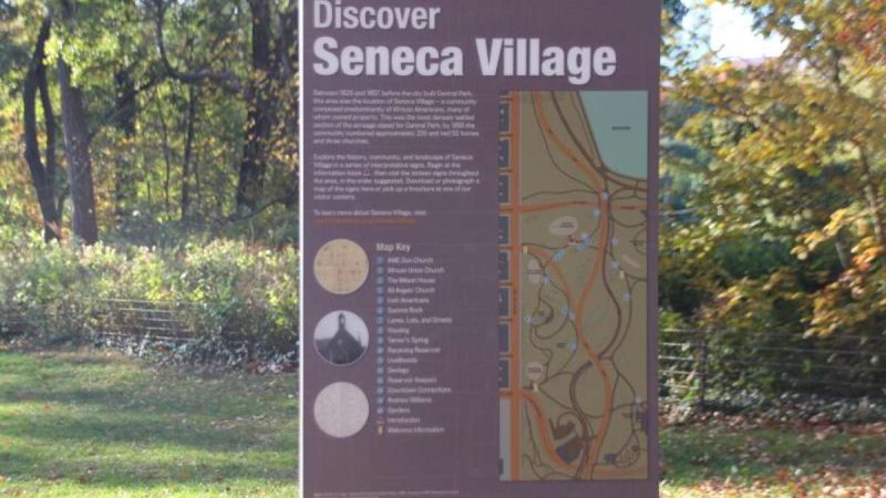 Ein Schild weist hin auf das einstige Seneca Village im Central Park, die erste New Yorker Ansiedlung befreiter Afro-Amerikaner. Foto: Christina Horsten/dpa Foto: dpa
