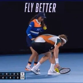 Video: Tsitsipas and the insect that scared the ball catcher