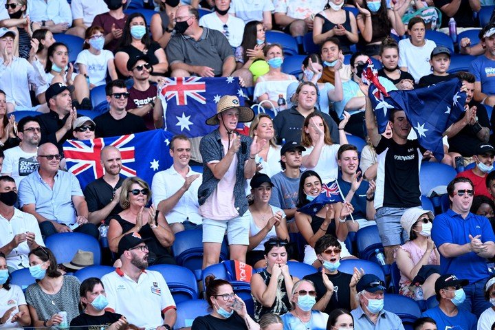 Local crowd cheers for the Kyrgios-Kokkinakis duo at Rod Laver Arena (photo EFE)