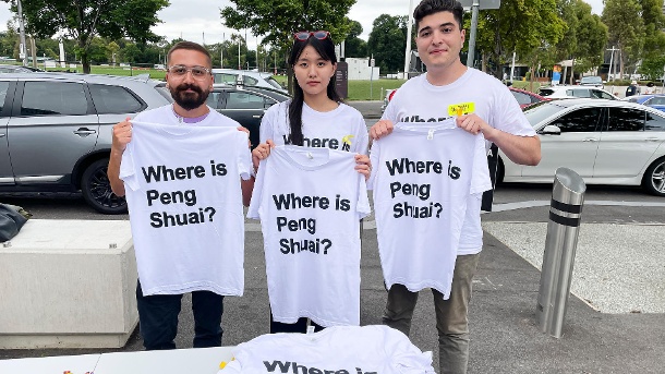 In memory of Bing Shuai: Activists before the Australian Open final in Melbourne.  (Source: DBA/Frank Moulter)
