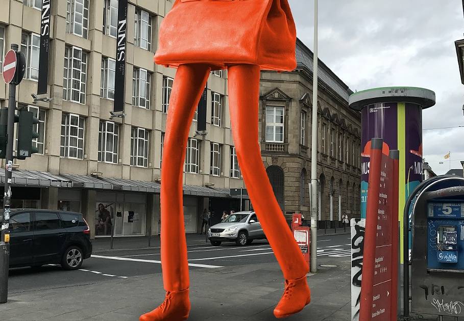 The Walking Bag comes to Neutor in Bonn