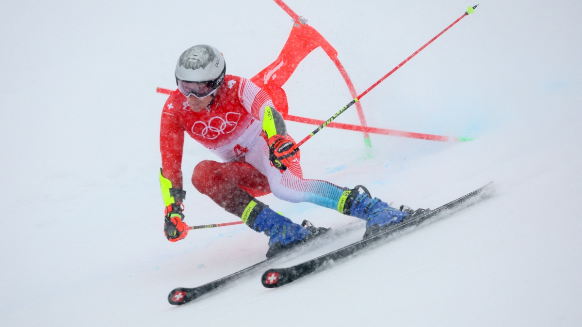 Marco Odermatt dominates the first heat of the giant slalom