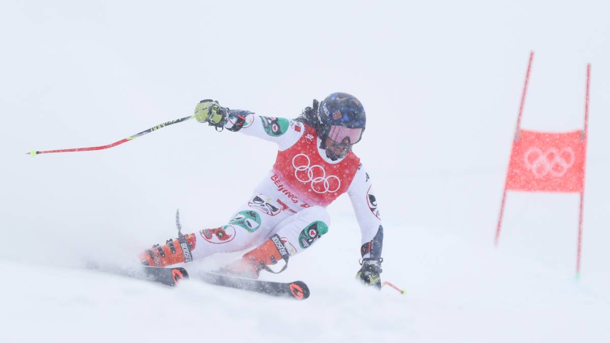 Rodolfo Dixon, glad Donovan Carrillo and Sarah Schleiber supported him as he tested for giant slalom